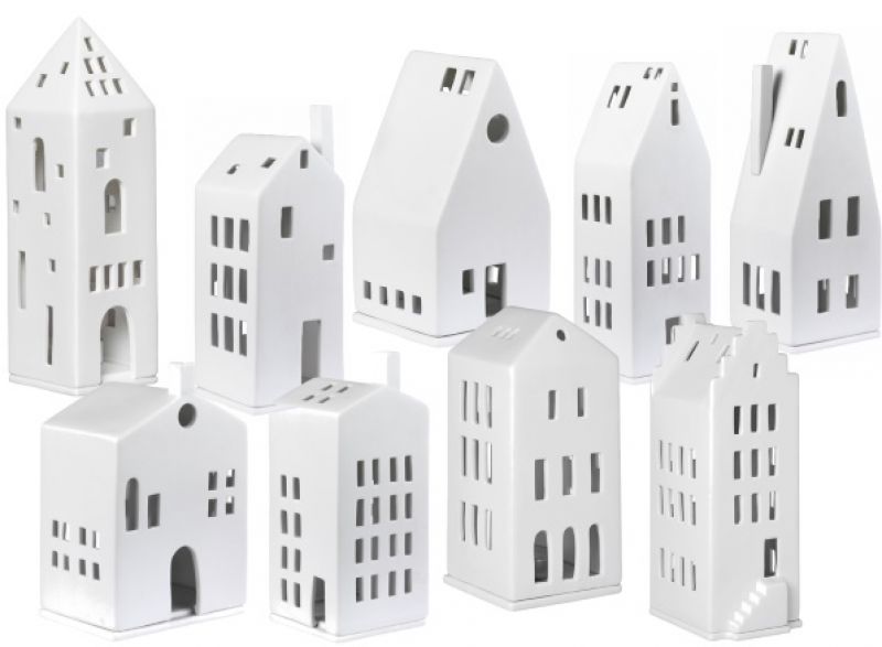 Neun weiße Räder Lichthäuser aus Porzellan in verschiedenen Designs als stimmungsvolle Fensterdeko oder Tischdeko.